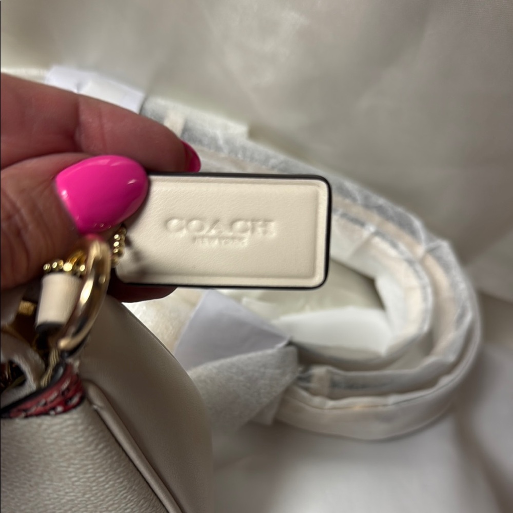 🍓Coach NWT Teri Cream Strawberry Print Shoulder Bag with gold hardware 🍓 - Picture 5 of 5